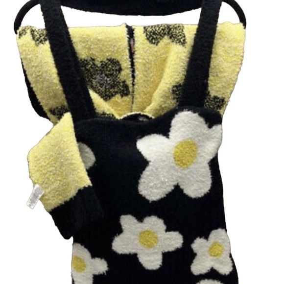 BP Nordstrom Scarf and Tote Bag Women Daisy Black and White Chenille NWT * - Picture 1 of 6